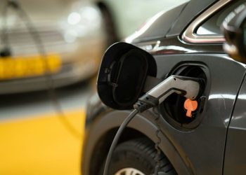 Venda de carros elétricos em 2024 supera série histórica