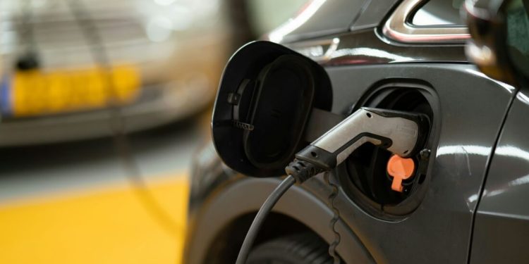 Venda de carros elétricos em 2024 supera série histórica