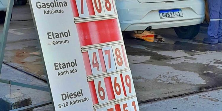 Forma de pagamento no abastecimento pode aumentar o custo do combustível