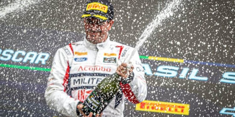 Julio Campos abre temporada da Nascar Brasil no pódio