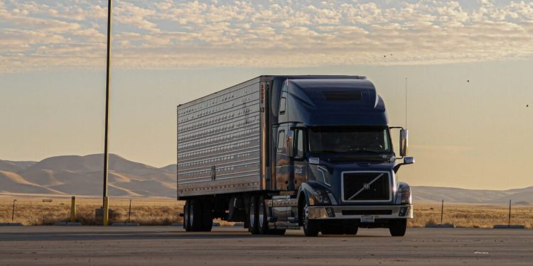 Dicas para caminhoneiros: saiba como aplicar graxa de forma adequada