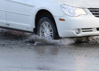 Buracos no asfalto são inimigos constantes dos motoristas e dos veículos