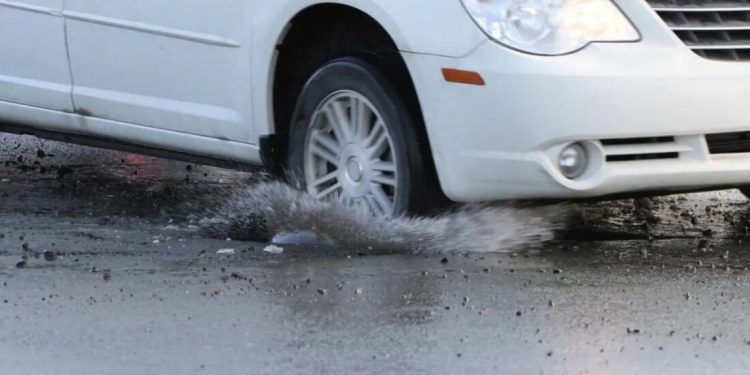 Buracos no asfalto são inimigos constantes dos motoristas e dos veículos