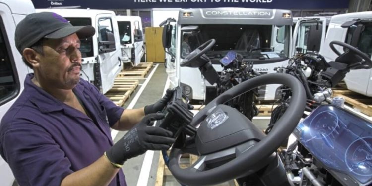 VW Caminhões e Ônibus alcança recorde em produção internacional