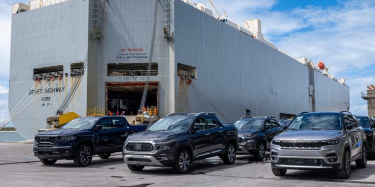 Polo Automotivo Stellantis de Goiana registra novo recorde de exportação e embarca mais de 4 mil veículos em única operação