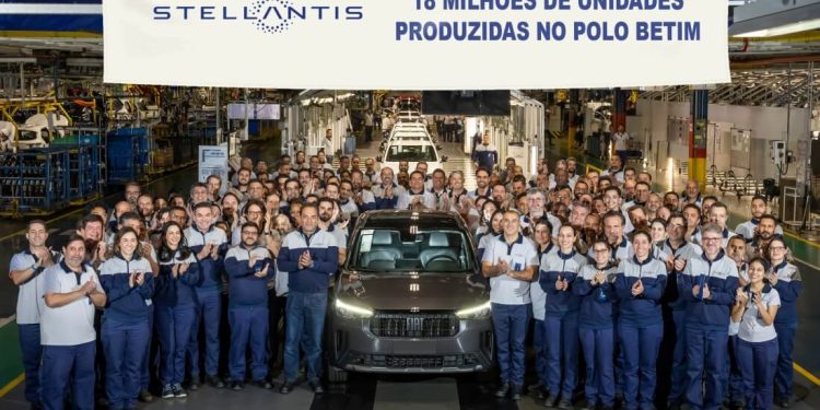 Polo Automotivo Stellantis de Betim chega a 18 milhões de veículos produzidos com o Fastback