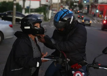 Pesquisa mostra que Uber Moto ampliou o acesso ao transporte para população de baixa renda e mulheres em São Paulo