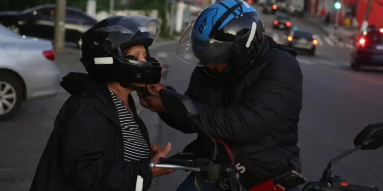 Pesquisa mostra que Uber Moto ampliou o acesso ao transporte para população de baixa renda e mulheres em São Paulo