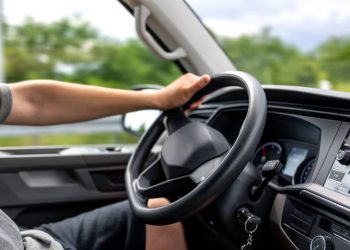 Volante desalinhado pode indicar falhas na suspensão e direção