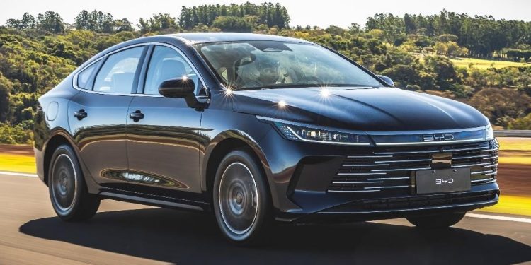 Mais de 100 mil carros em um ano: BYD é a marca que mais cresce no Brasil