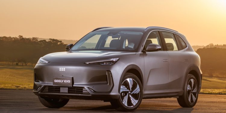 Geely alcança 159 carros emplacados em seu primeiro mês de operação no Brasil