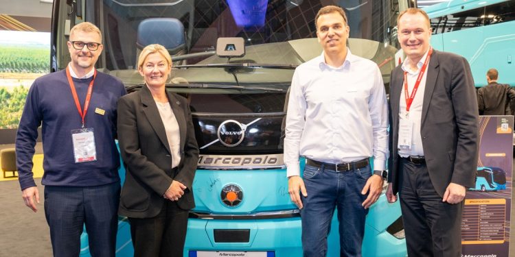 Marcopolo e Volvo Buses celebram parceria na Busworld Europe 2025