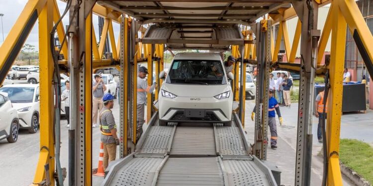 BYD faz o primeiro carregamento de veículos montados em Camaçari