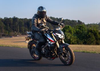 Bajaj lança Dominar NS400Z no Brasil