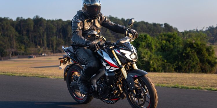 Bajaj lança Dominar NS400Z no Brasil