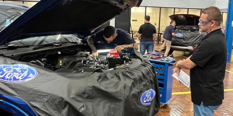 Técnicos da Ford mostram sua habilidade em competição nacional