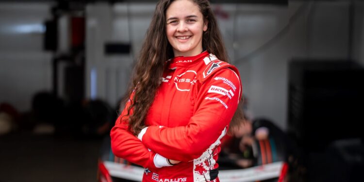 Equipe Nissan de Fórmula E leva Abbi Pulling para o teste feminino em Valência