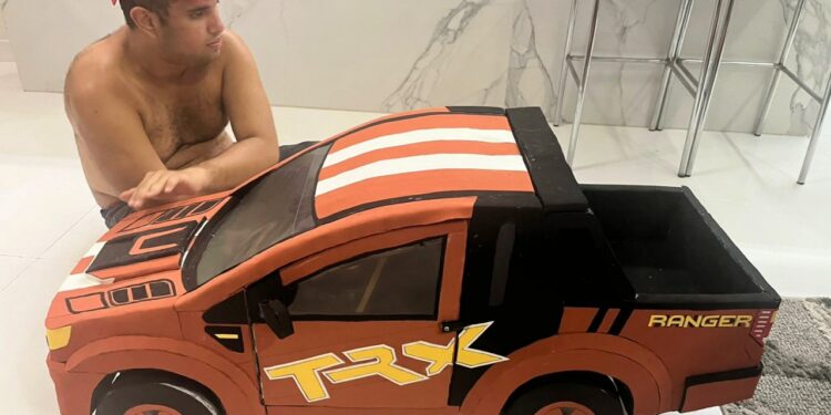 Usuário do CAPS Icoaraci transforma materiais recicláveis em réplicas de carros