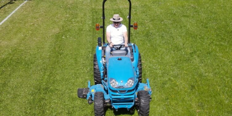 Trator compacto destaca-se por sua eficiência no campo e na cidade