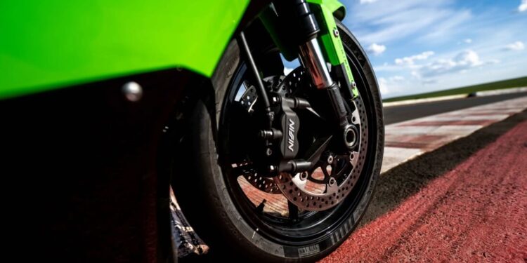 O que não fazer com os pneus da sua moto: mitos e erros que comprometem segurança e desempenho