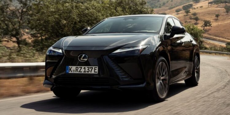 Lexus lança primeiro elétrico da marca no Brasil, o RZ 500, por R$ 499.990