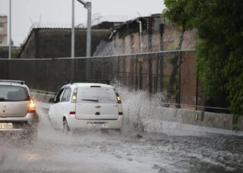 Alagamentos urbanos elevam risco de danos internos e estruturais em veículos