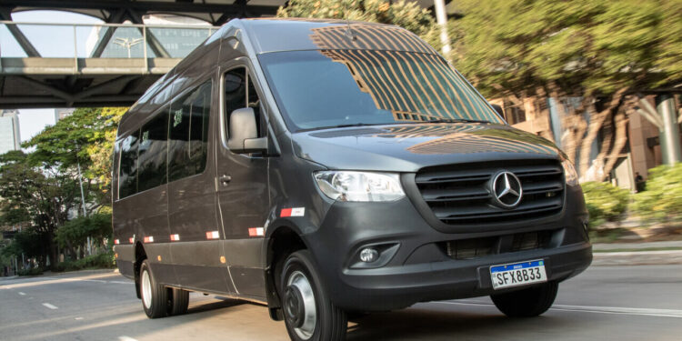 Mercedes-Benz Sprinter lidera o mercado de vans de passageiros e recebe premiação