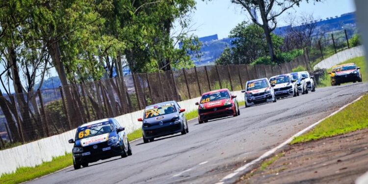 Marcas Brasil Racing inicia temporada com grandes campeões na pista