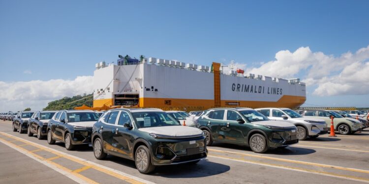 Primeiro lote do Geely EX5 EM-i desembarca no Brasil