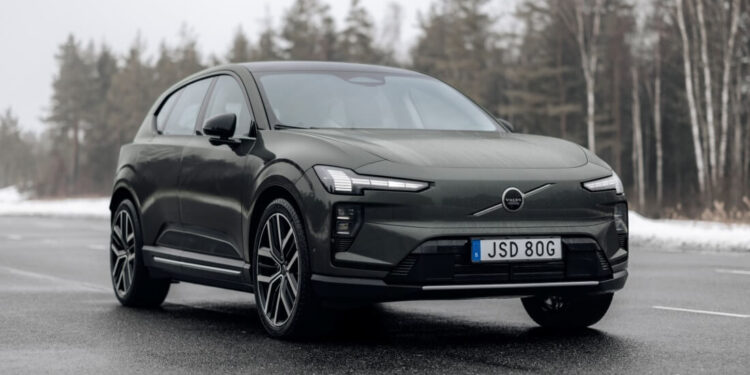 Volvo aumenta produção do novo EX60 para atender à forte demanda pelo modelo
