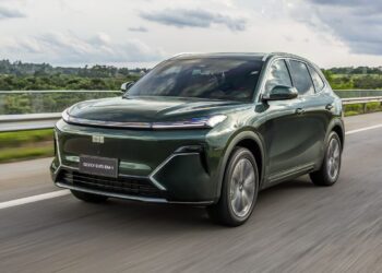 Geely EX5 EM-i estreia no Brasil com foco em eficiência, tecnologia e ampla autonomia