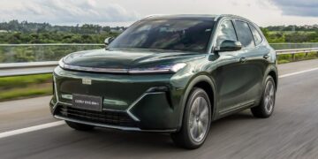 Geely EX5 EM-i estreia no Brasil com foco em eficiência, tecnologia e ampla autonomia