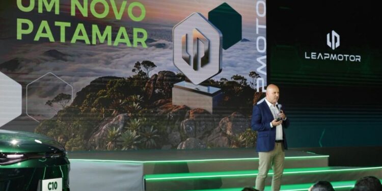 Stellantis confirma produção dos Leapmotor B10 e C10 no Brasil e desenvolvimento da primeira tecnologia REEV Flex do mundo