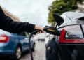 Carros elétricos pegam fogo? Engenheiro explica mitos e verdades sobre segurança