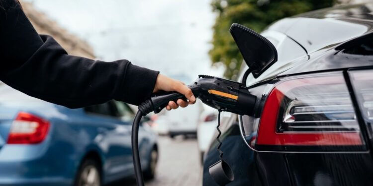 Carros elétricos pegam fogo? Engenheiro explica mitos e verdades sobre segurança