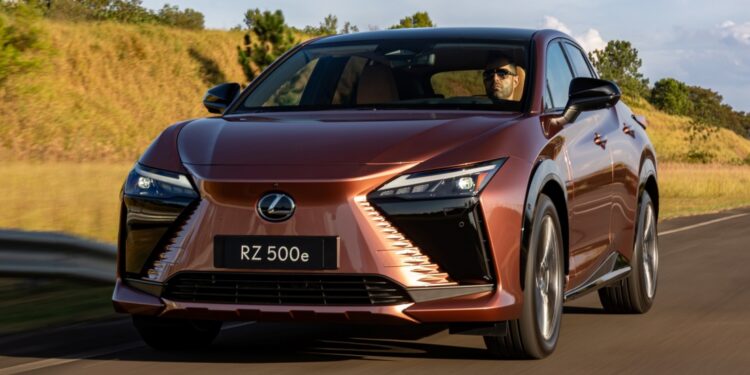 Lexus lança RZ 500e, primeiro elétrico da marca no Brasil, por R$ 499.990