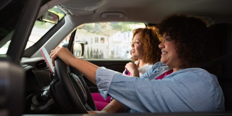 Mais de 127 mil infrações por uso de celular ao volante evidenciam alta no comportamento de risco no trânsito
