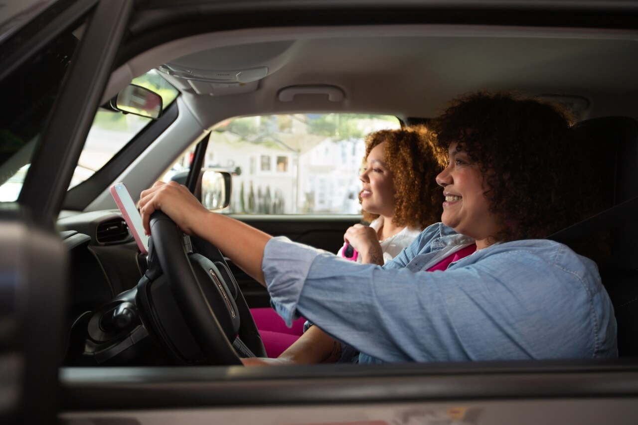 Mais de 127 mil infrações por uso de celular ao volante evidenciam alta no comportamento de risco no trânsito