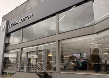 Leapmotor cresce ao ritmo de uma nova loja a cada três dias até julho de 2026