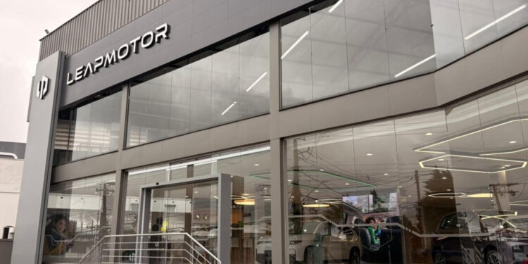 Leapmotor cresce ao ritmo de uma nova loja a cada três dias até julho de 2026