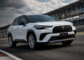 Toyota Corolla Cross é atualizado para linha 2027 e versão GR Sport do SUV traz novo visual
