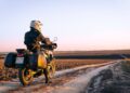 Férias de moto no frio: como evitar falhas no motor em estradas de terra?