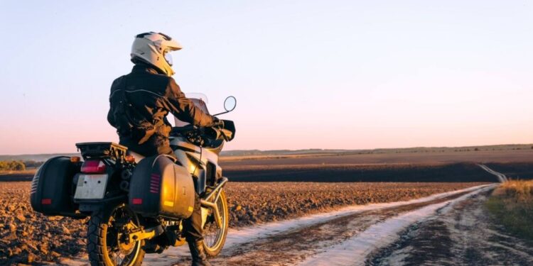 Férias de moto no frio: como evitar falhas no motor em estradas de terra?