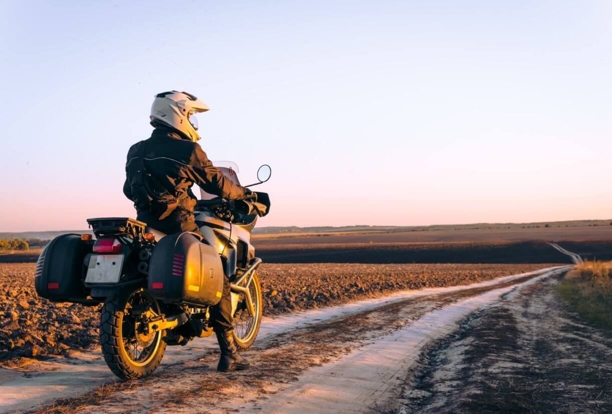 Férias de moto no frio: como evitar falhas no motor em estradas de terra?