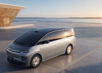 Leapmotor revela mundialmente a minivan de luxo D99