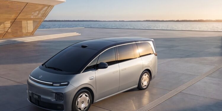 Leapmotor revela mundialmente a minivan de luxo D99