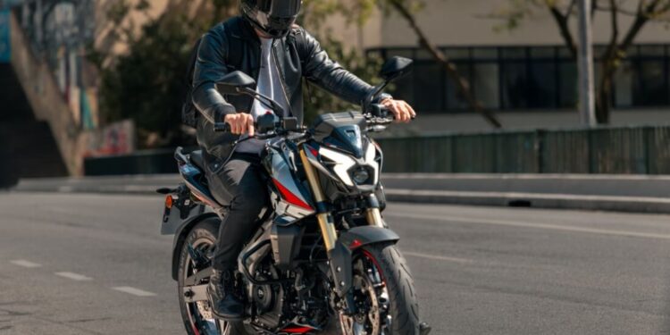 Bajaj celebra 30 mil emplacamentos da Família Dominar 400