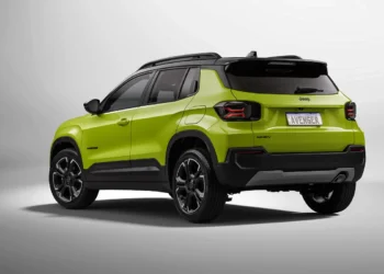 Perto da estreia, Jeep Avenger recebe motorização híbrida MHEV em todas as versões