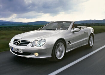 Mercedes-Benz SL R 230 celebra 25 anos como ícone de performance e inovação