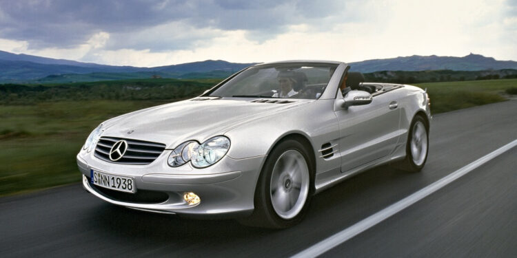 Mercedes-Benz SL R 230 celebra 25 anos como ícone de performance e inovação